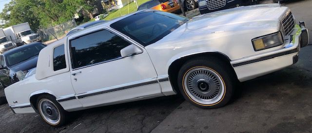 1992 Cadillac DeVille Image 1