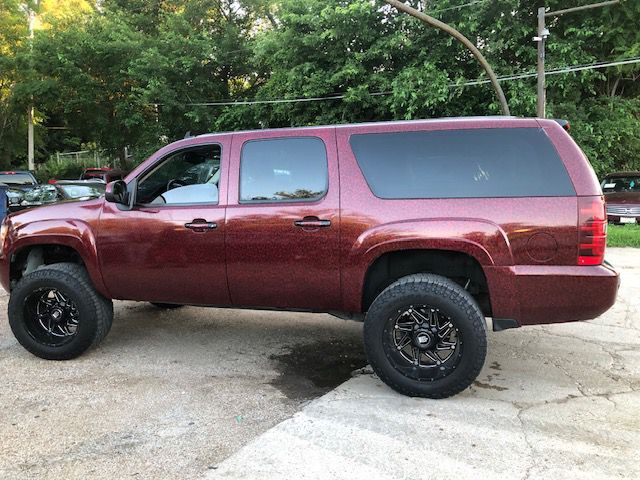 2007 Chevrolet Suburban Image 2