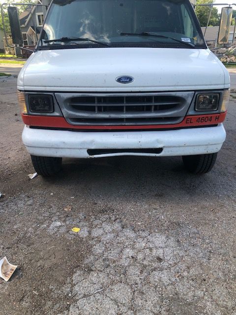 2000 Ford Econoline Image 2