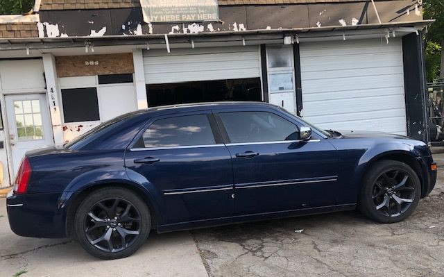 2005 Chrysler 300 Image 1