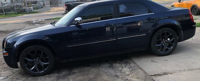 2005 Chrysler 300 Image 2