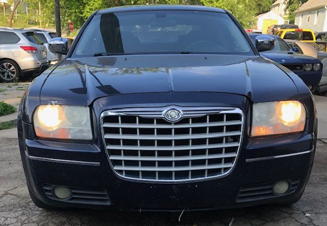 2005 Chrysler 300 Image 3