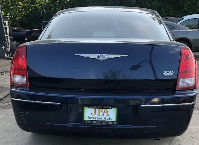 2005 Chrysler 300 Image 4