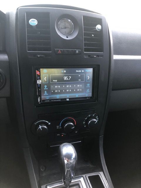 2005 Chrysler 300 Image 7