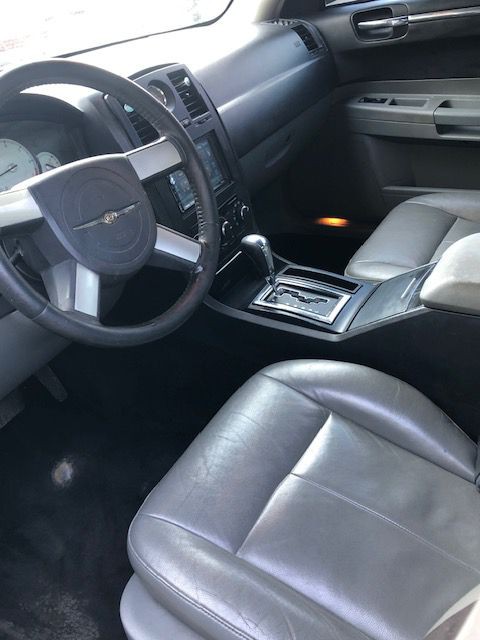 2005 Chrysler 300 Image 8