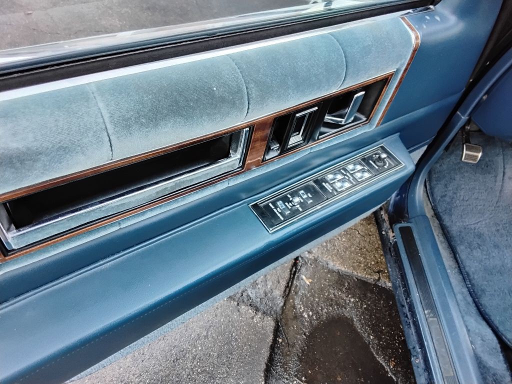 1988 Cadillac DeVille Image 8