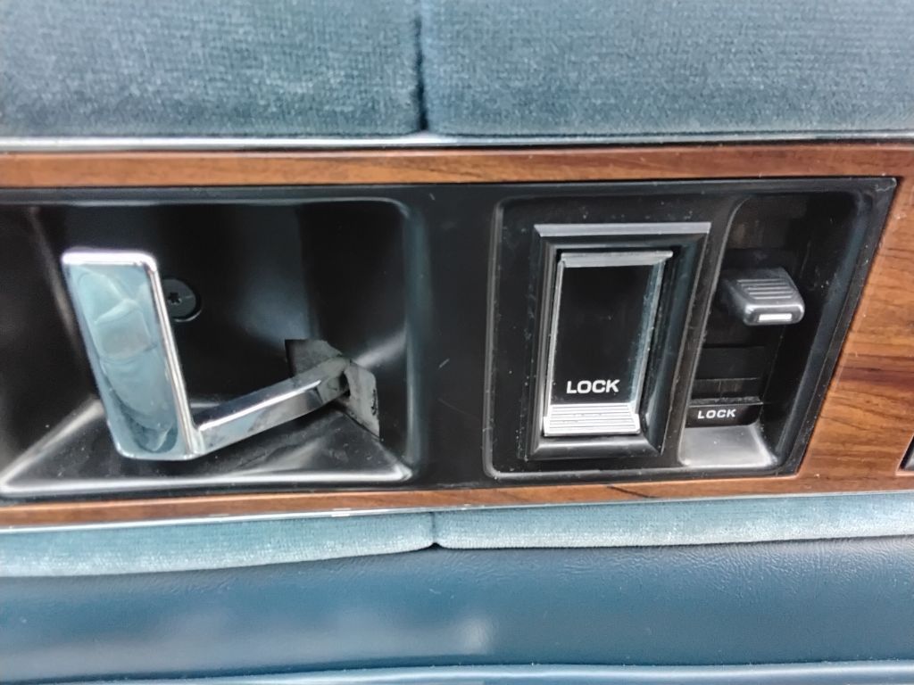 1988 Cadillac DeVille Image 9