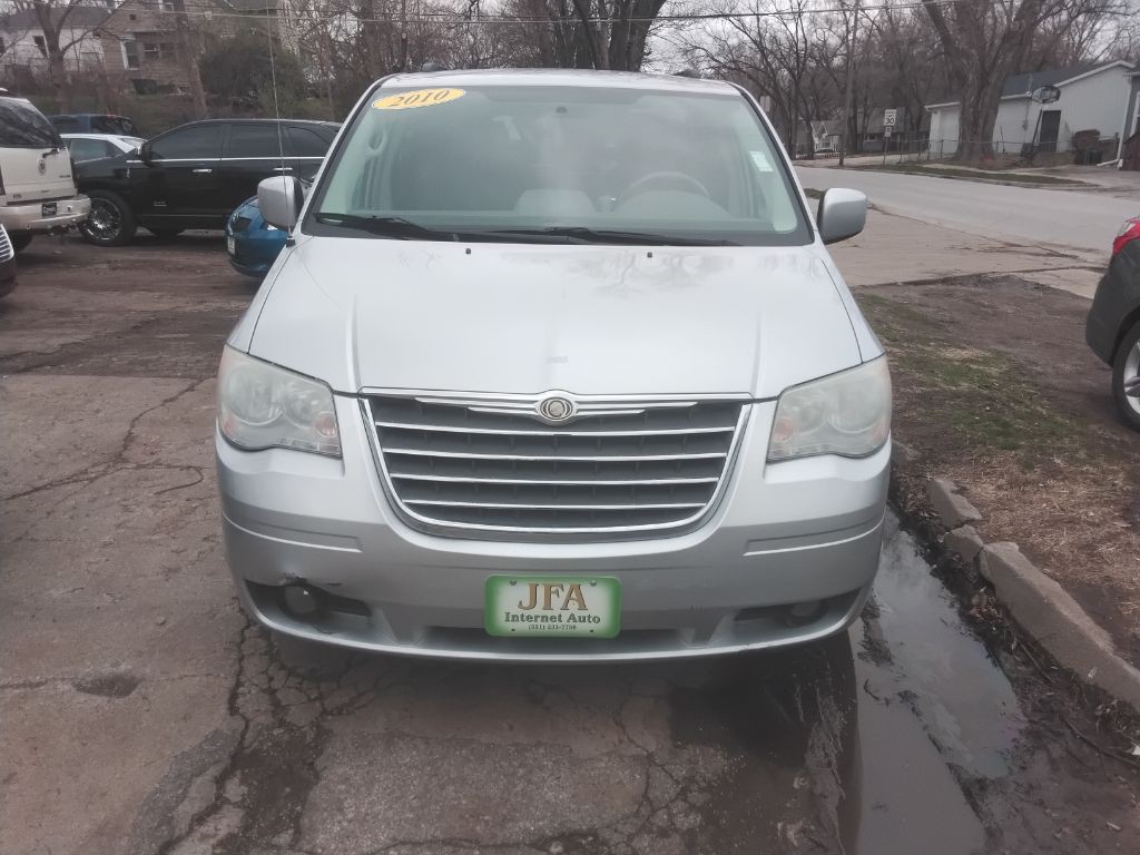 2010 Chrysler Town & Country Image 2