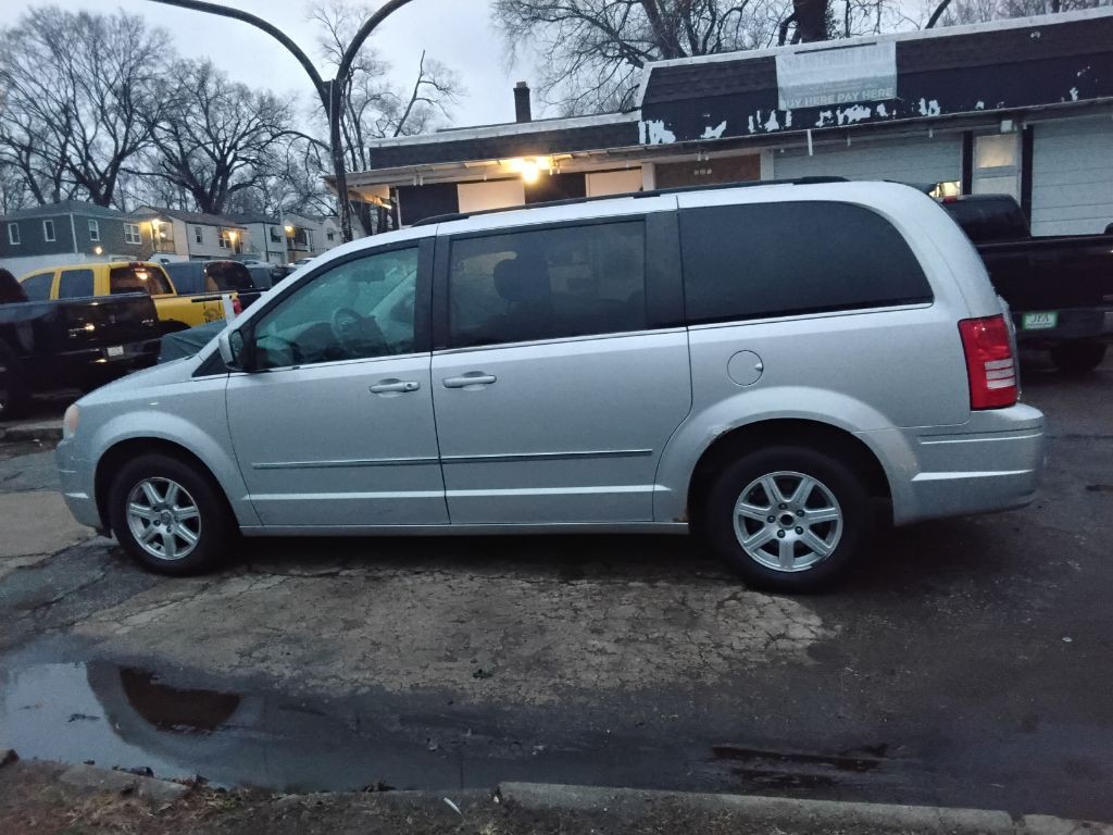 2010 Chrysler Town & Country Image 3