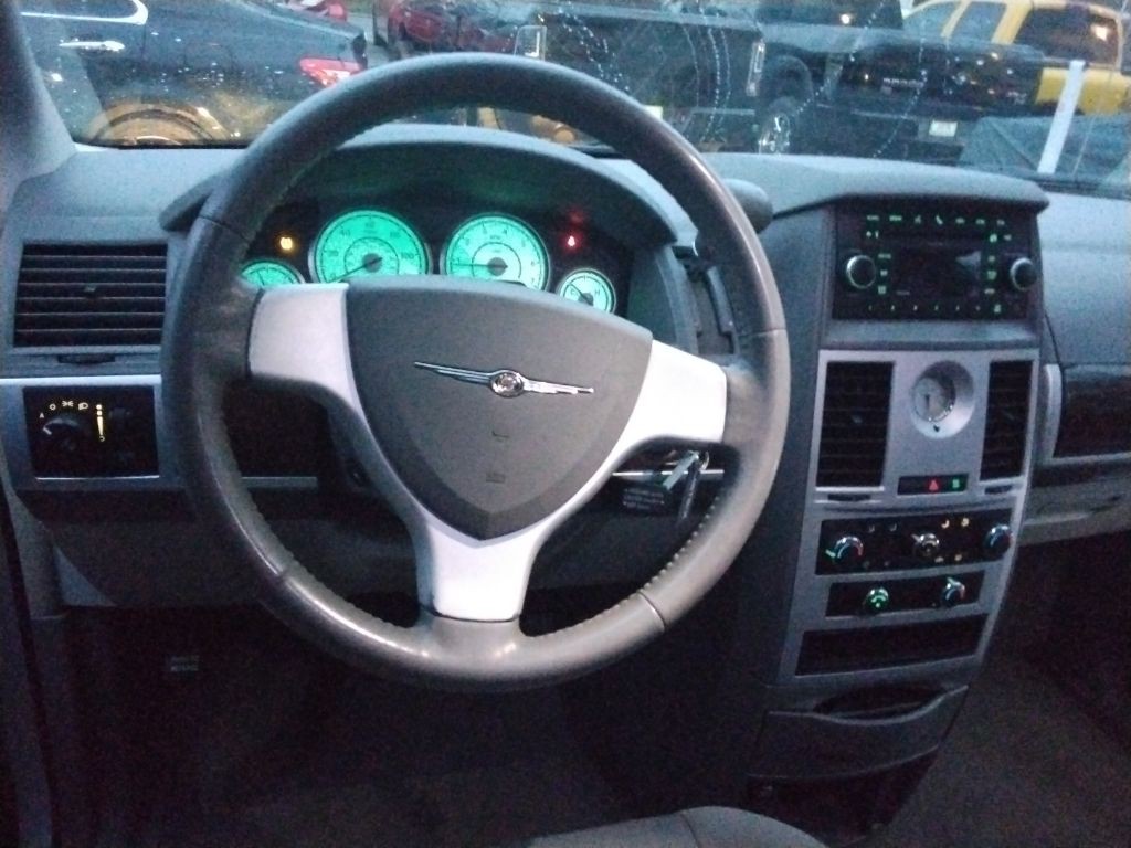 2010 Chrysler Town & Country Image 6