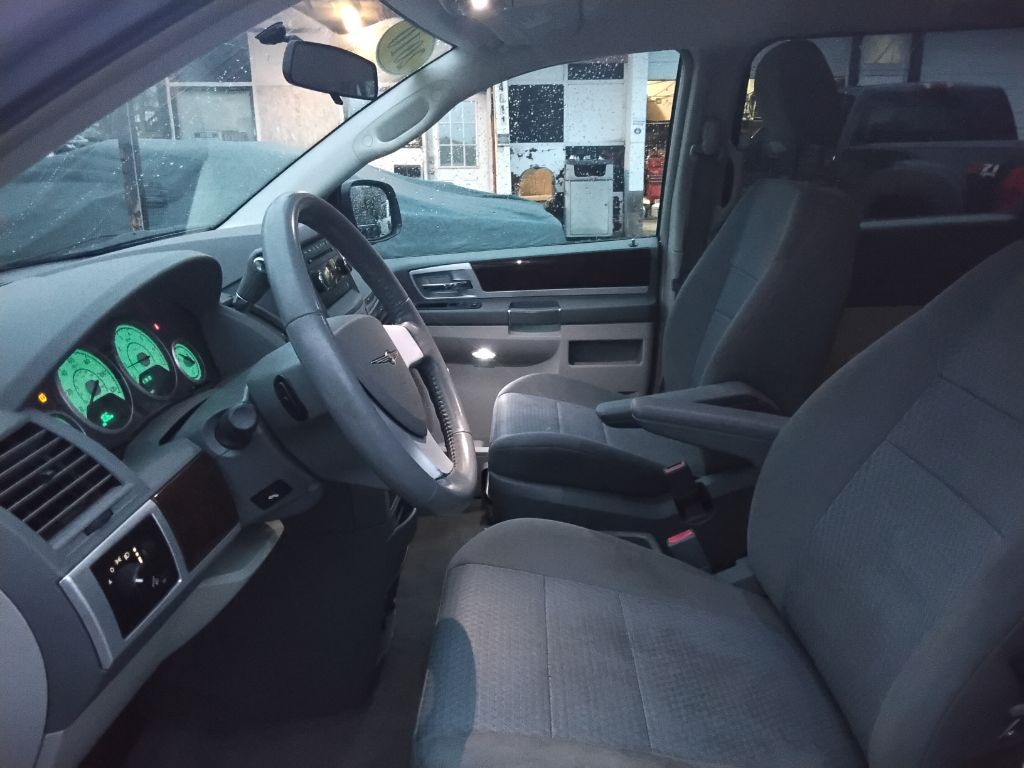 2010 Chrysler Town & Country Image 7