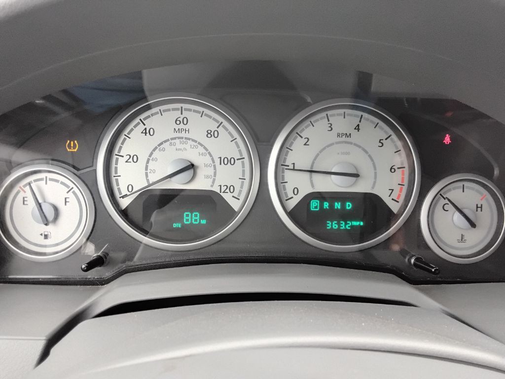 2010 Chrysler Town & Country Image 8