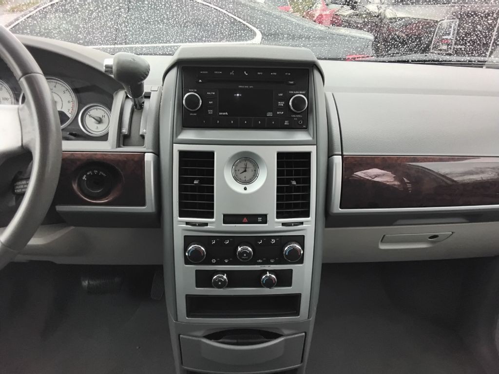 2010 Chrysler Town & Country Image 9