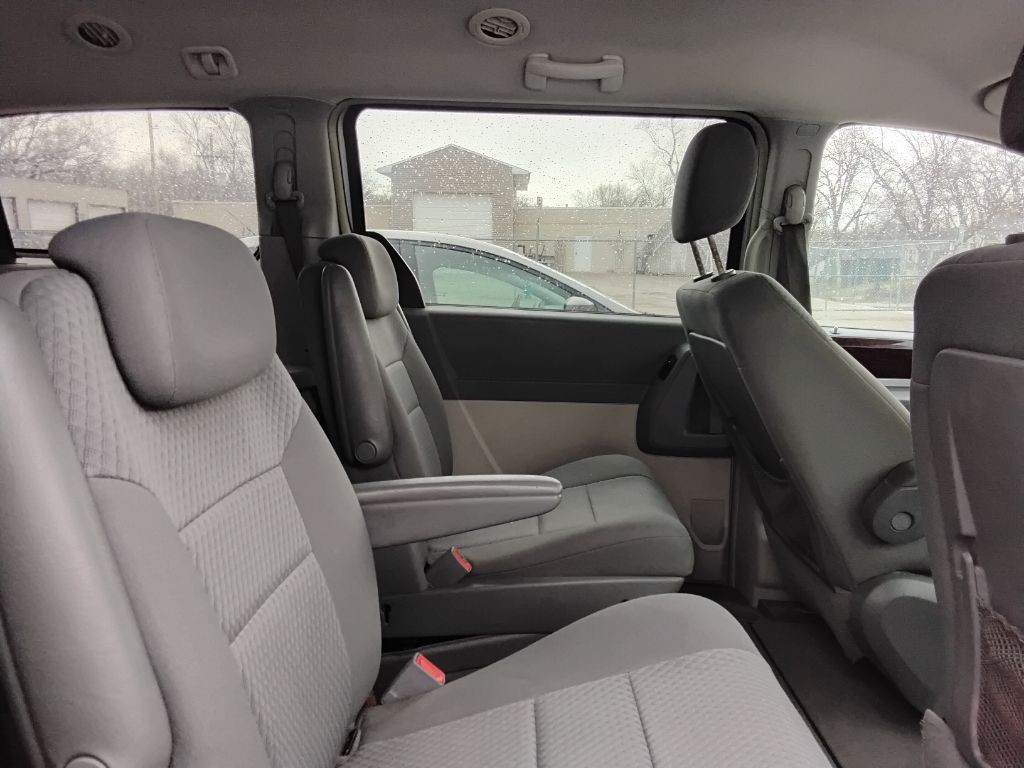 2010 Chrysler Town & Country Image 10