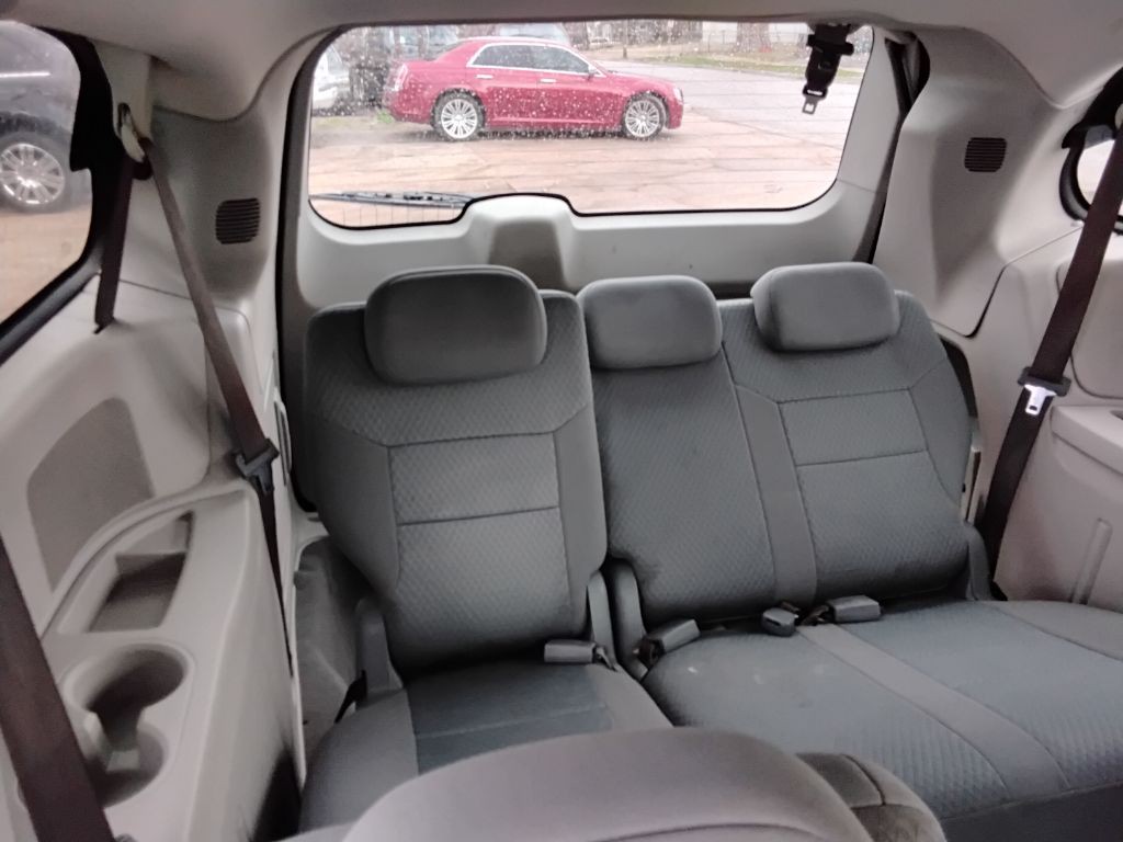 2010 Chrysler Town & Country Image 11
