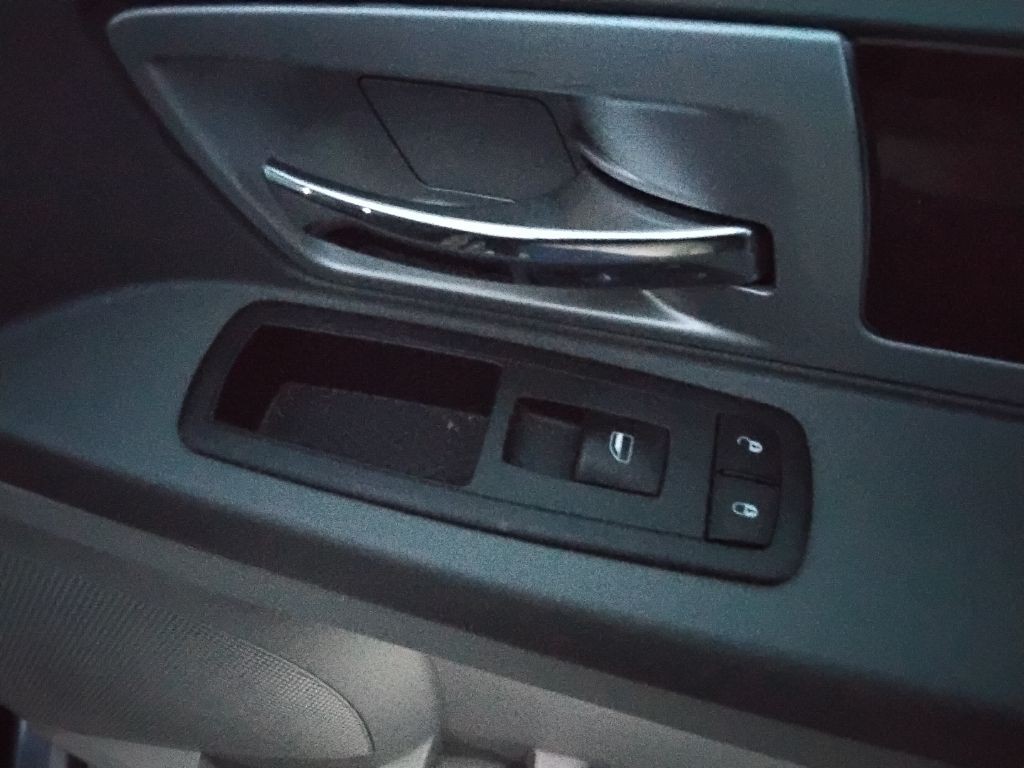 2010 Chrysler Town & Country Image 12