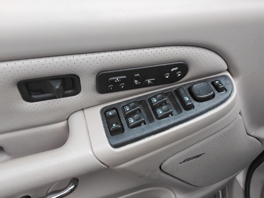 2004 Cadillac Escalade Image 7