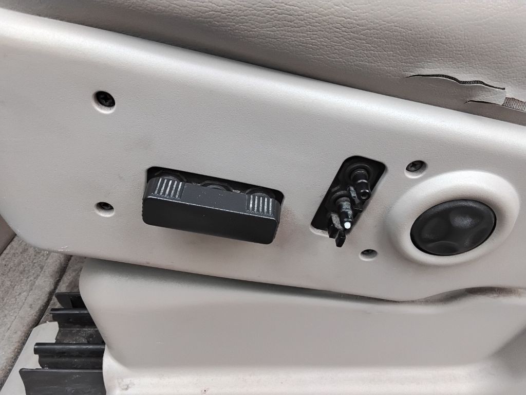 2004 Cadillac Escalade Image 8