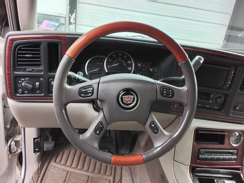 2004 Cadillac Escalade Image 9