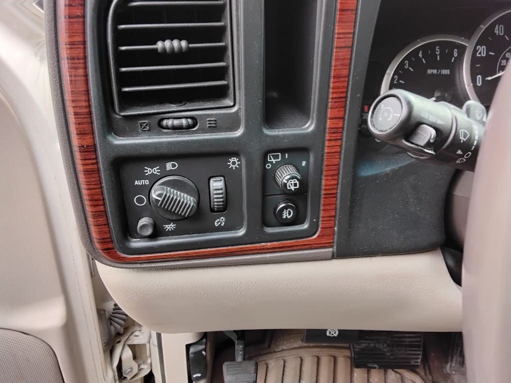 2004 Cadillac Escalade Image 10