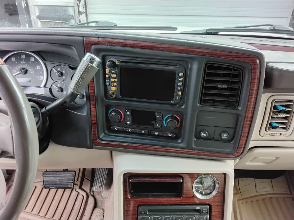 2004 Cadillac Escalade Image 12