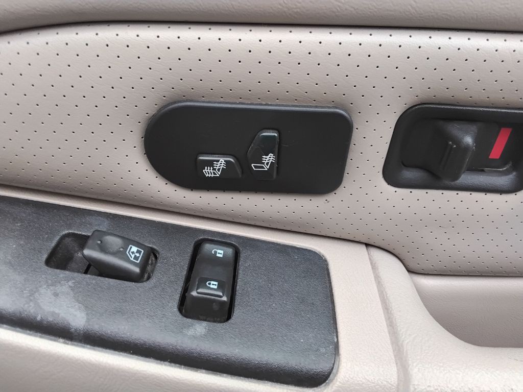 2004 Cadillac Escalade Image 16