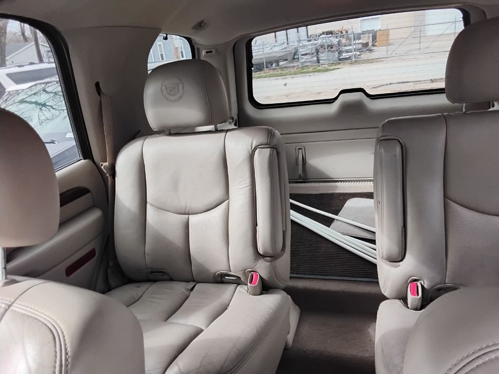 2004 Cadillac Escalade Image 18