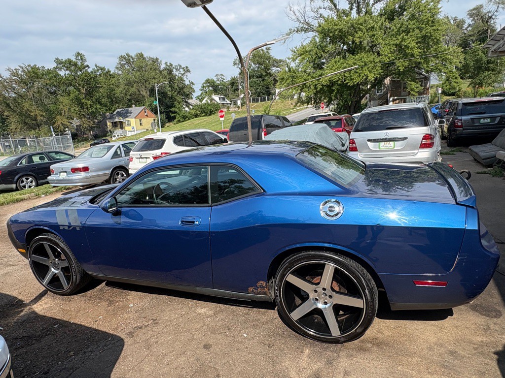 2010 Dodge Challenger Image 2