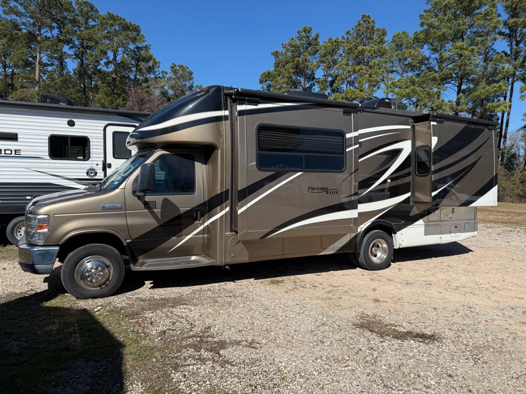 2011 Ford Econoline Image 2