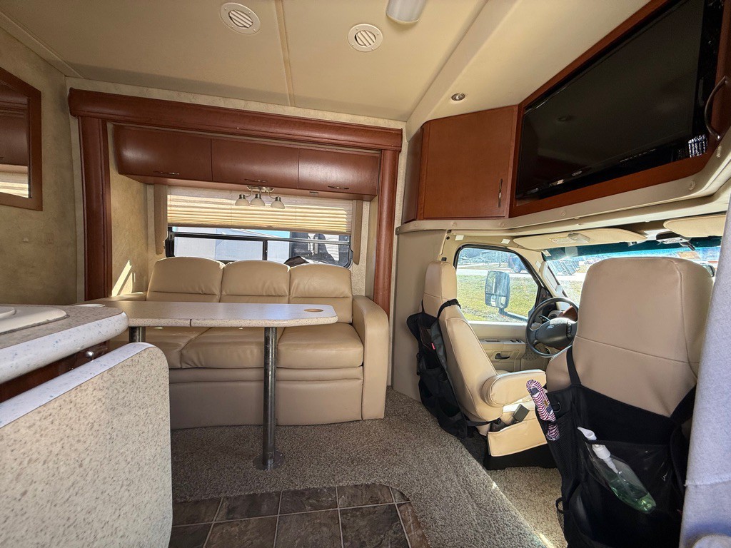 2011 Ford Econoline Image 8