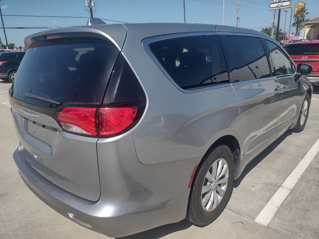 2017 Chrysler Pacifica Image 7