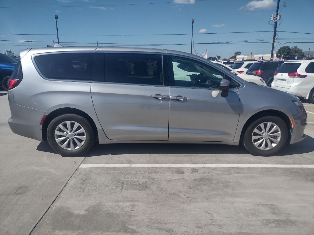 2017 Chrysler Pacifica Image 8