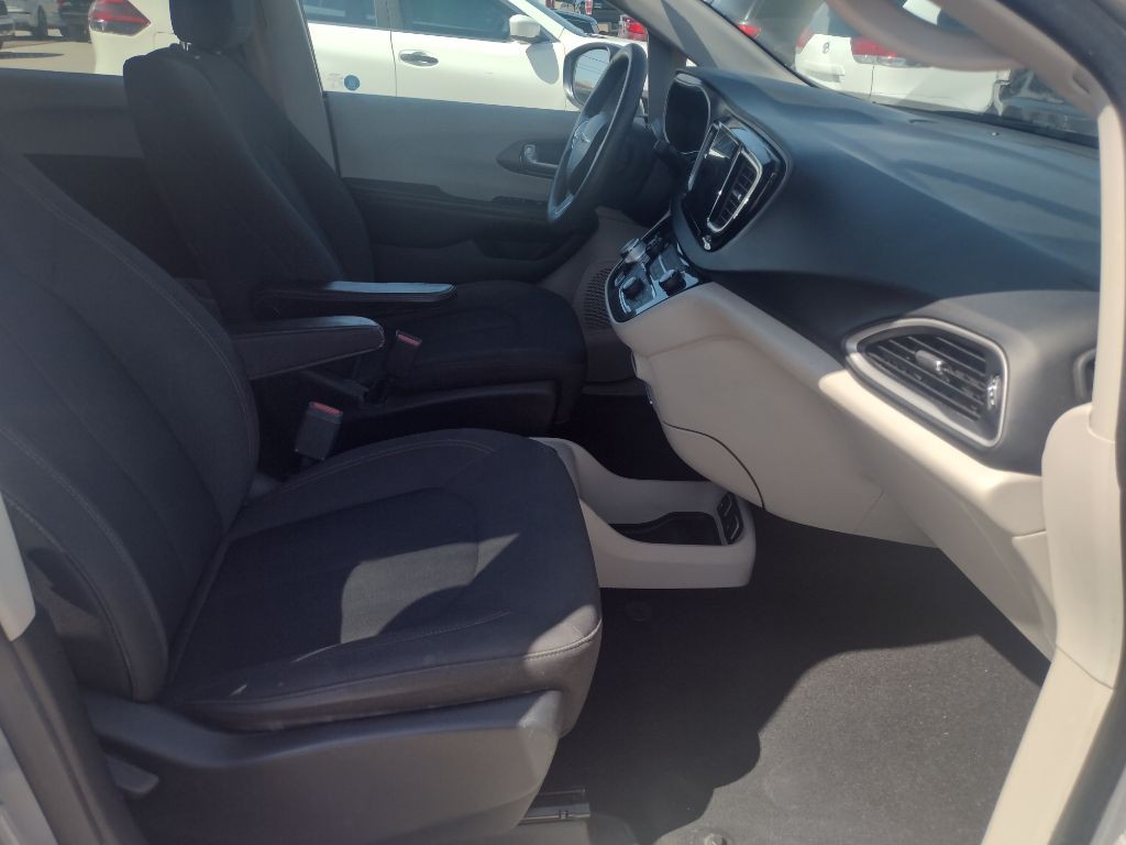 2017 Chrysler Pacifica Image 17