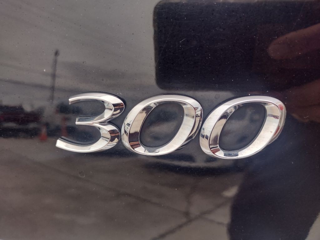 2012 Chrysler 300 Image 9