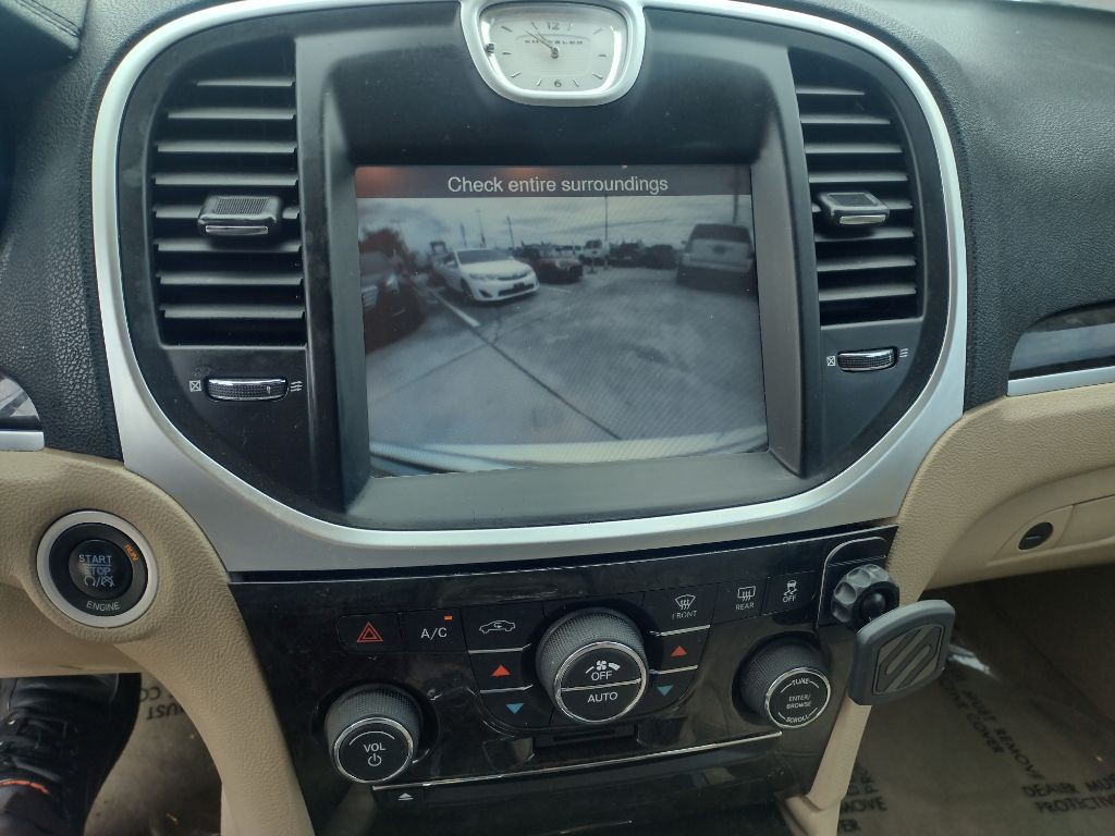2012 Chrysler 300 Image 14