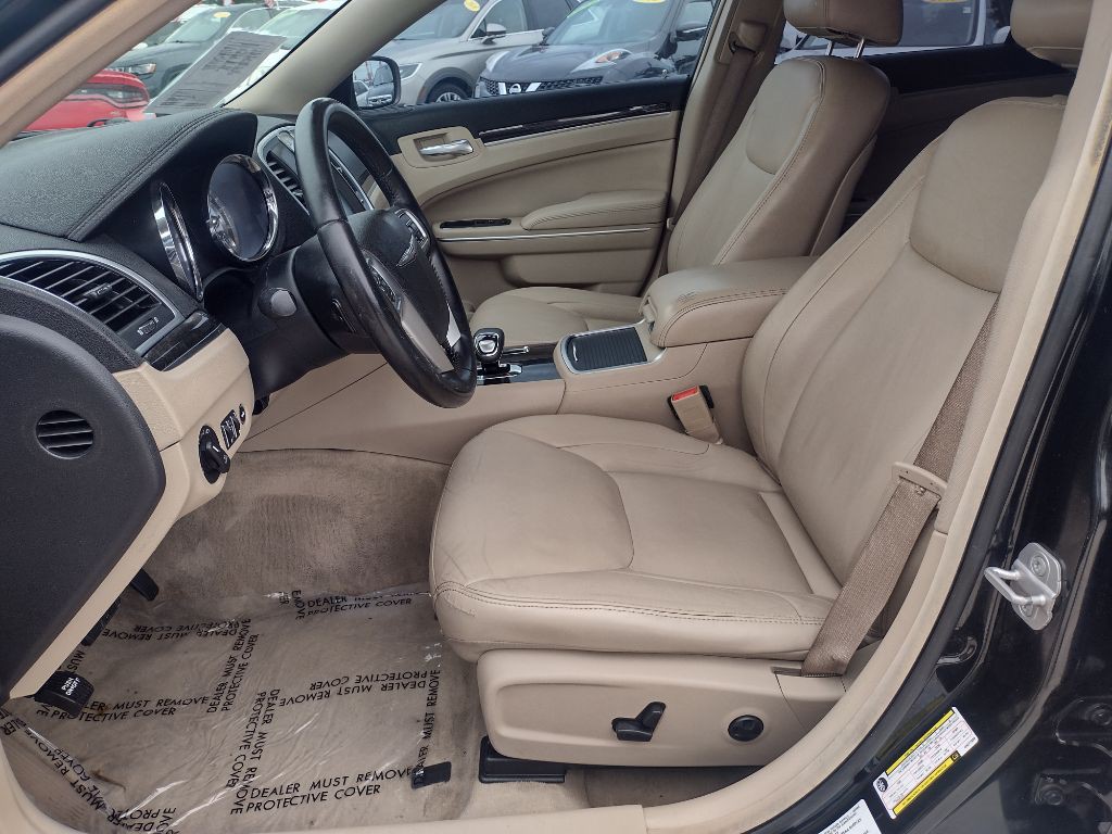 2012 Chrysler 300 Image 15
