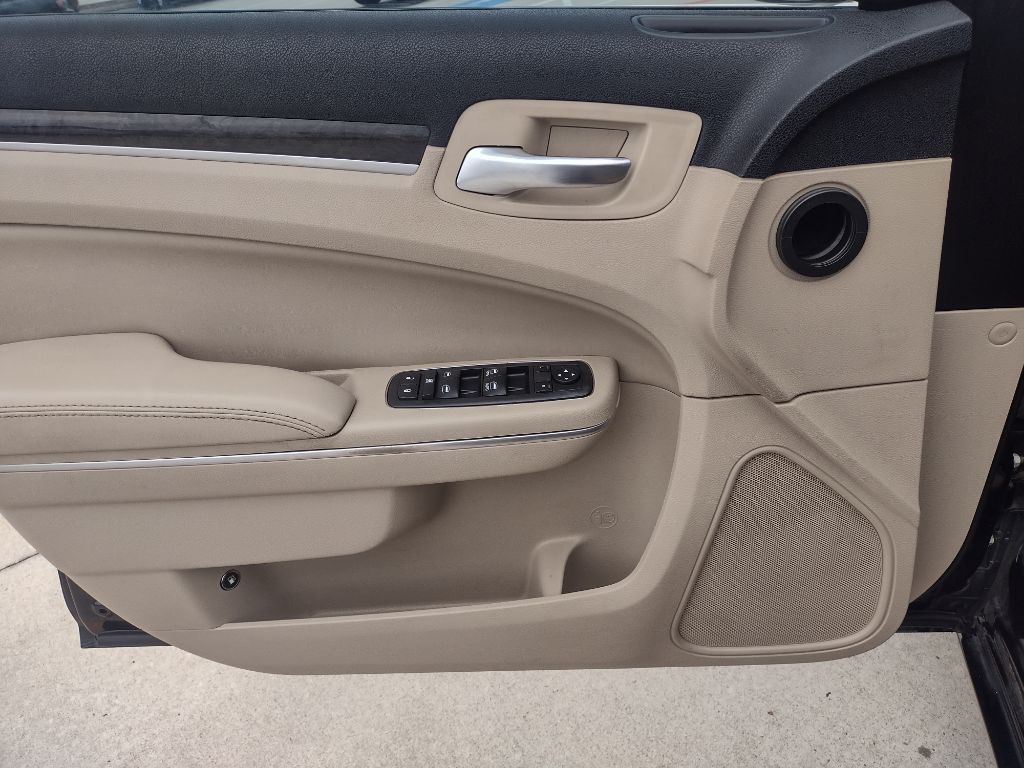 2012 Chrysler 300 Image 18