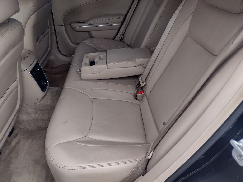 2012 Chrysler 300 Image 19