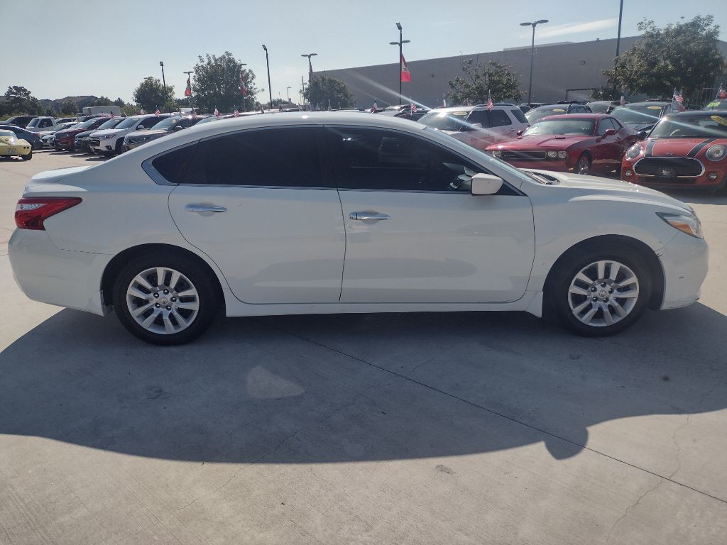 2017 Nissan Altima Image 8