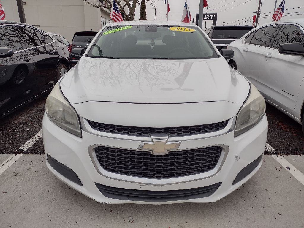 2015 Chevrolet Malibu Image 2