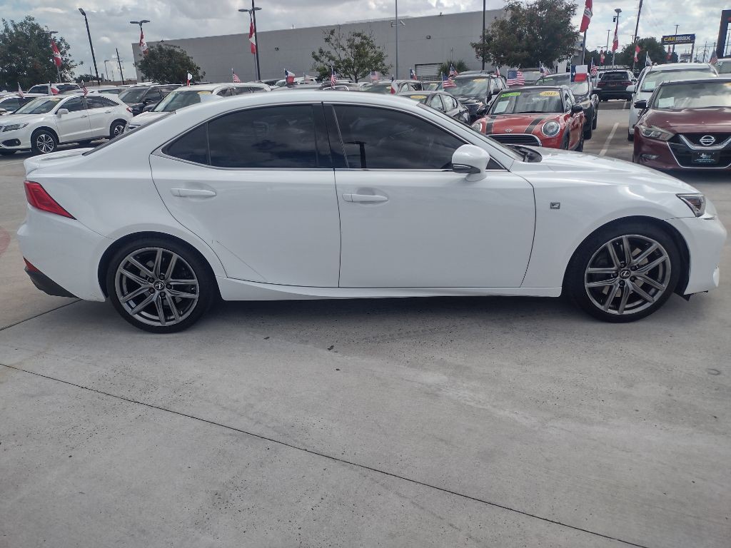 2019 Lexus IS Image 8