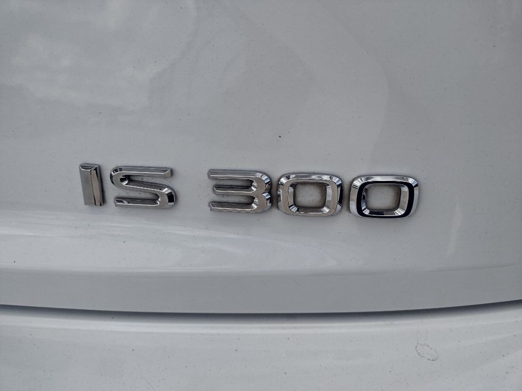 2019 Lexus IS Image 9