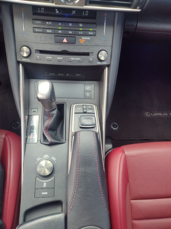 2019 Lexus IS Image 16