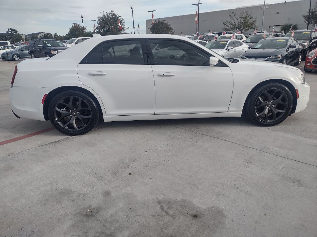 2021 Chrysler 300 Image 8
