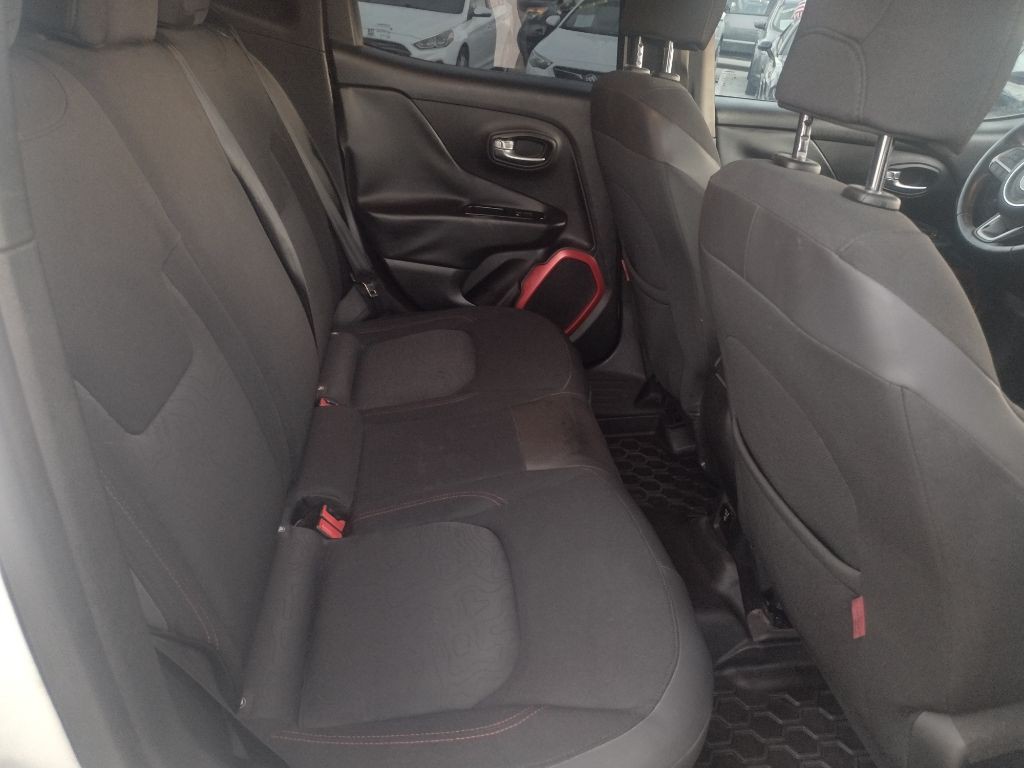 2015 Jeep Renegade Image 19