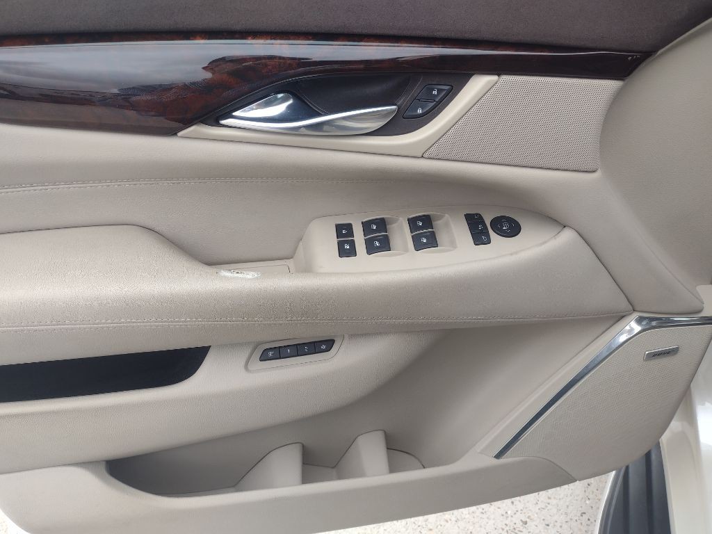 2015 Cadillac Escalade Image 21