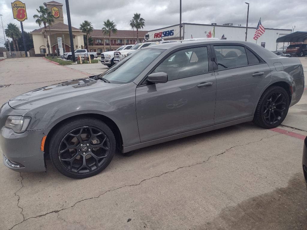 2019 Chrysler 300 Image 3