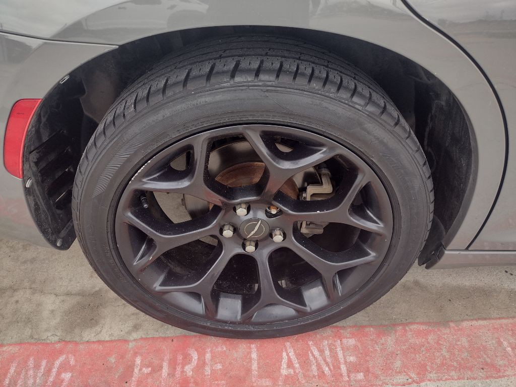 2019 Chrysler 300 Image 21