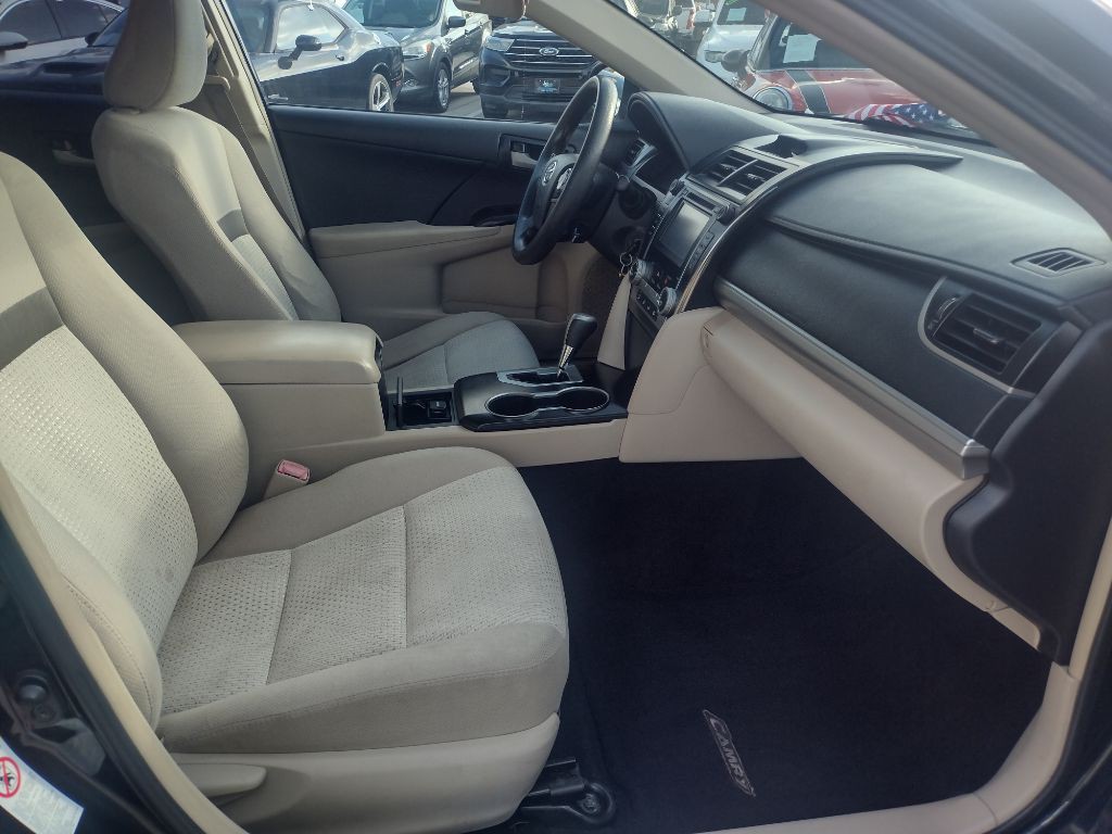 2014 Toyota Camry Image 17