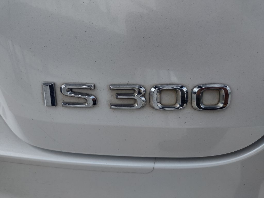 2021 Lexus IS Image 9